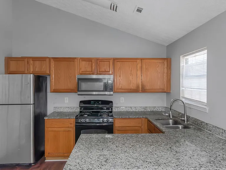 401 Edgewood Dr — Photo 5