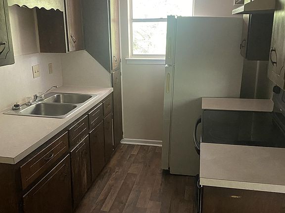 3rd image of 703 N Gilmer St APT 204