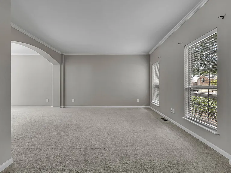 128 Clarendon Cir — Photo 7