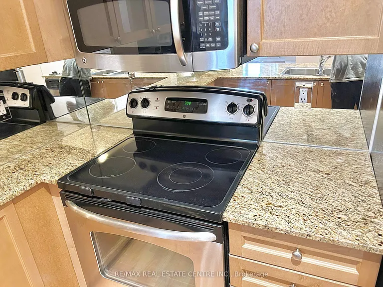 761 Bay St #204 — Photo 4