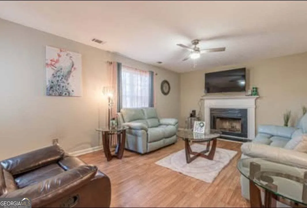 4 bed, 2.5 bath, 2200 sqft, $2,595 — Photo 4