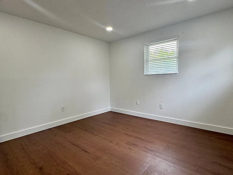 16 Ventura Blvd — Photo 18