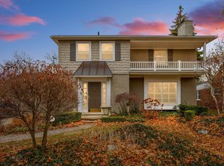 611 S Higbie Pl, Grosse Pointe Woods, MI 48236