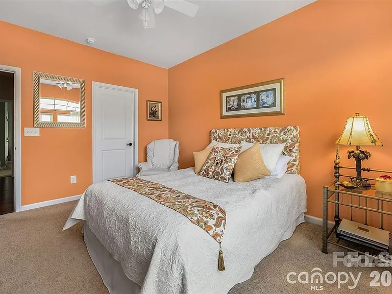 11422 Warfield Ave — Photo 5
