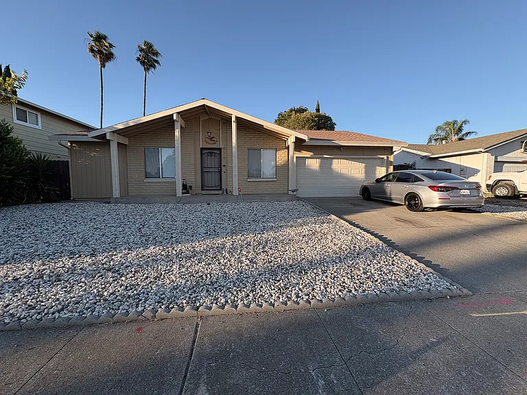1118 Pheasant Dr — Photo 1
