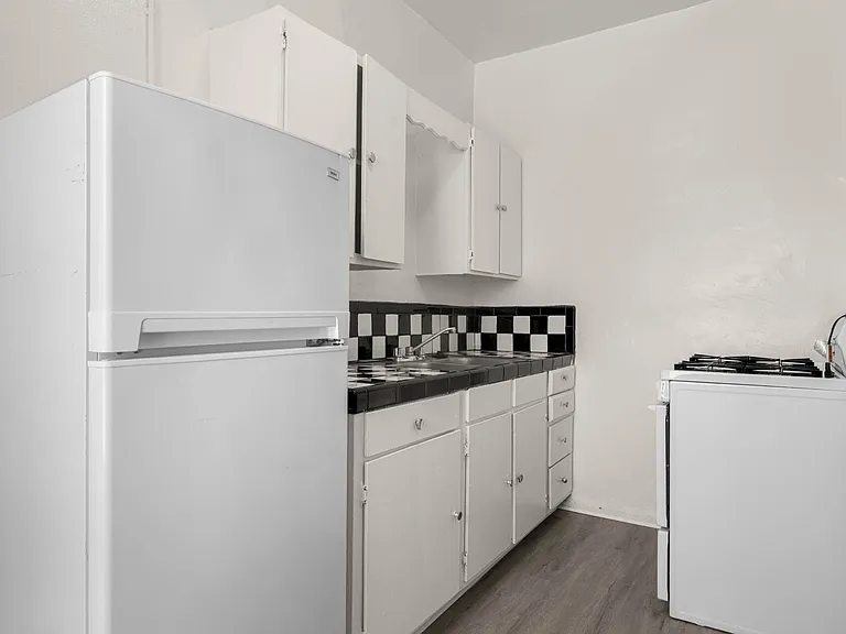726 N Van Ness Ave — Photo 5