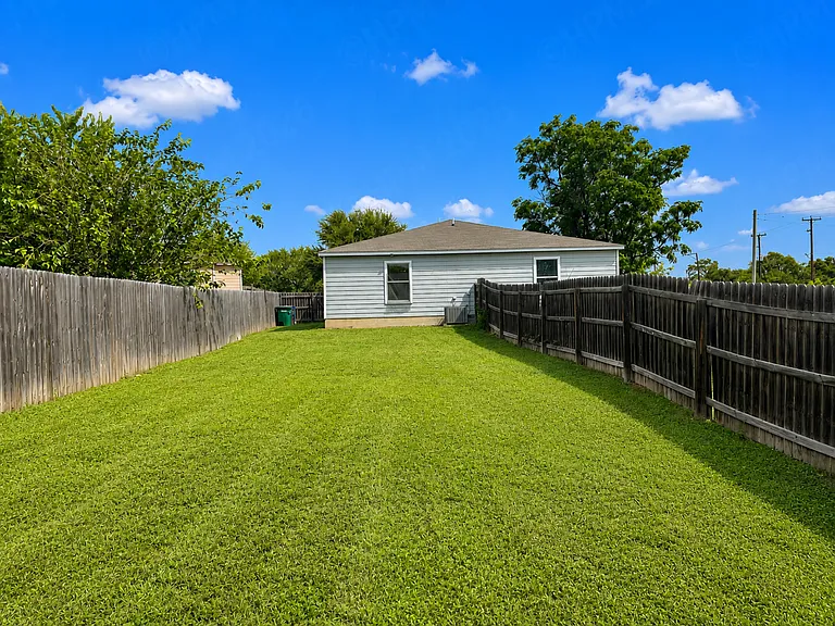 15418-15420 Kamary Ln — Photo 17