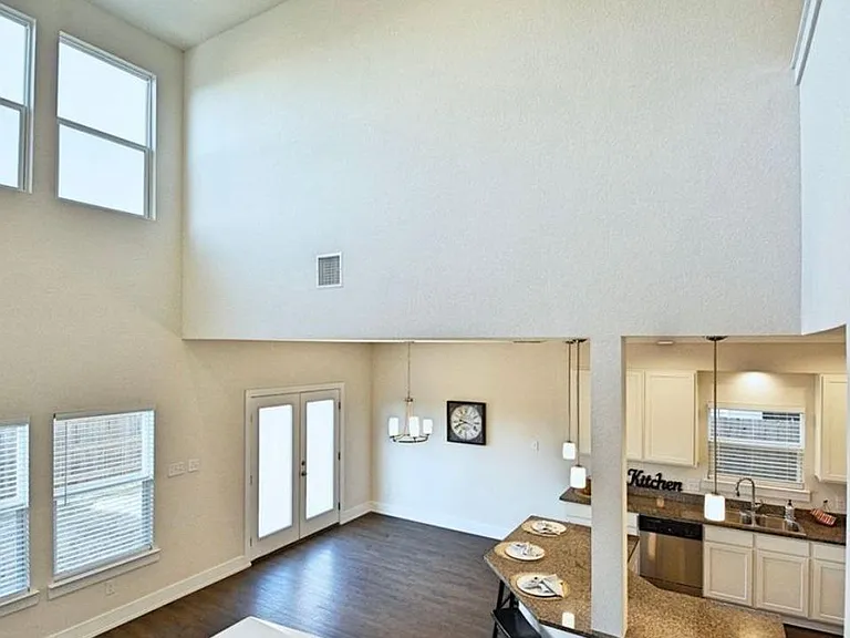 215 Sapphire — Photo 26