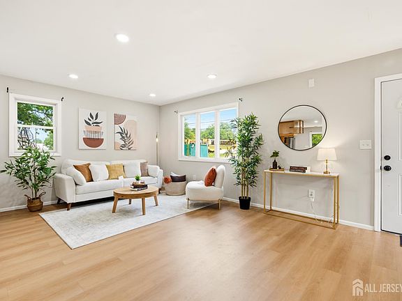 5th image of 945 Lincoln Blvd