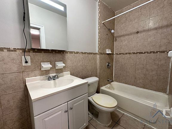 5th image of 384 Baldwin Ave #E2