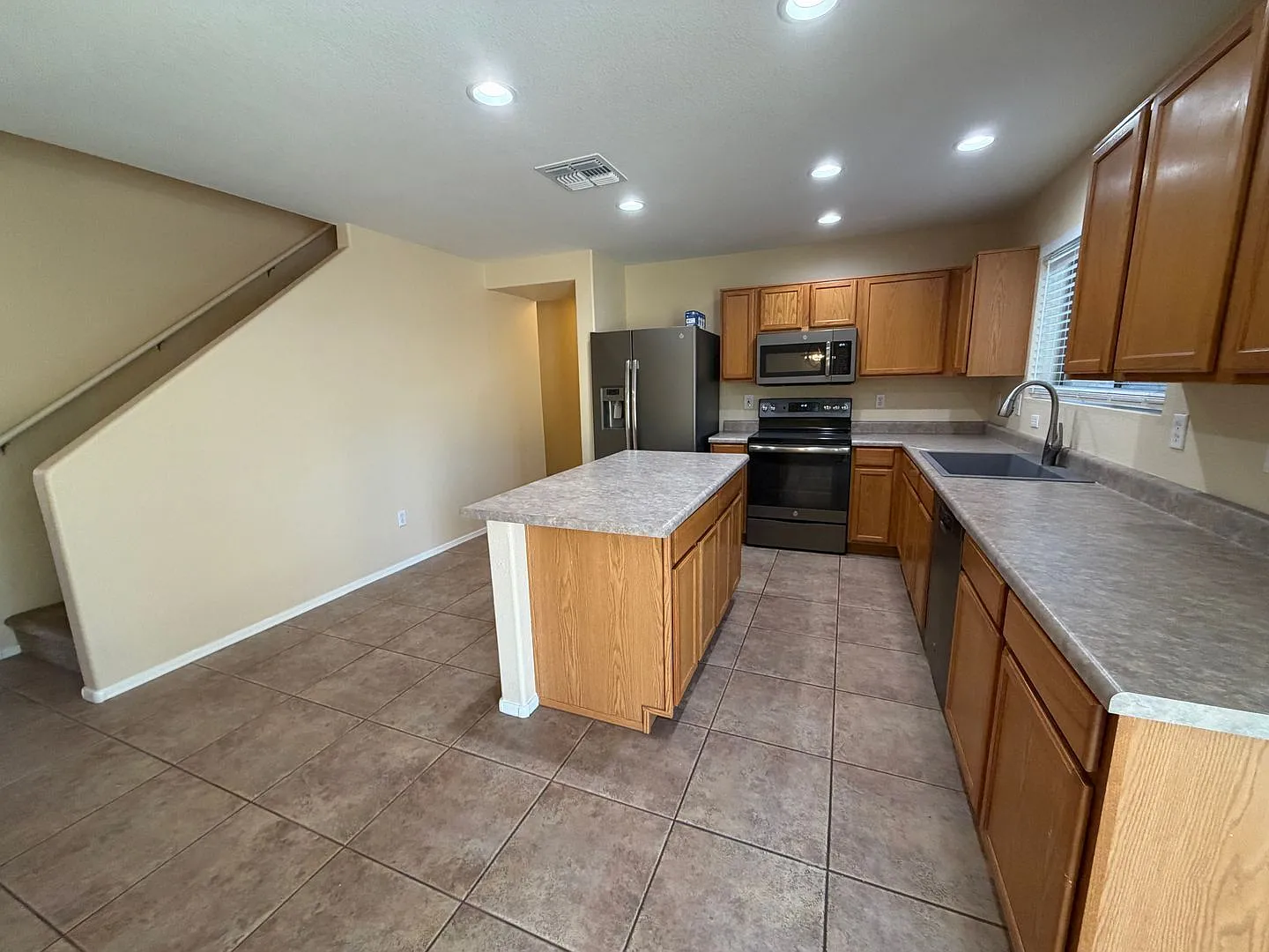 3 bed, 2.5 bath, 1955 sqft, $2,350 — Photo 4