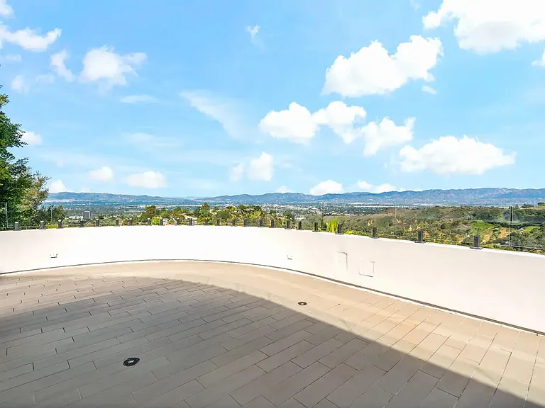 15105 Mulholland Dr — Photo 26