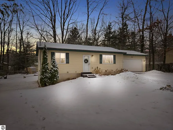 2788 Fashion Ave, Interlochen, MI 49643