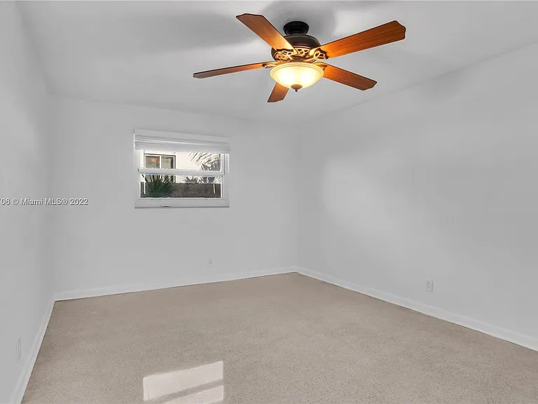 617 NE 2nd Pl — Photo 10