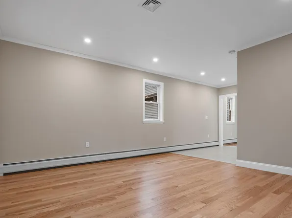 526 Undercliff Avenue image 2 of 20