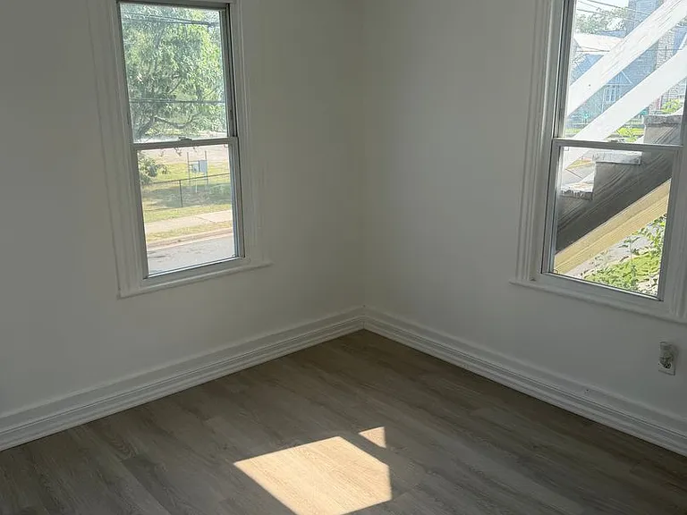 219 E Mulberry St — Photo 2