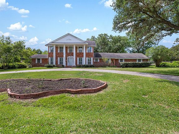 3rd image of 301 Cedar Cir