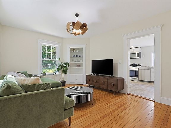 5th image of 110 Essex St