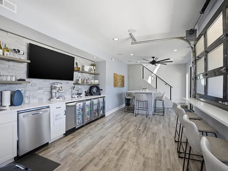 15928 Henry Ln — Photo 34