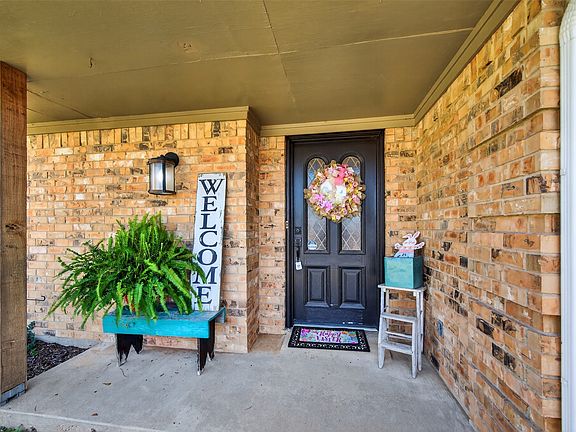 4th image of 209 Colonial Cir