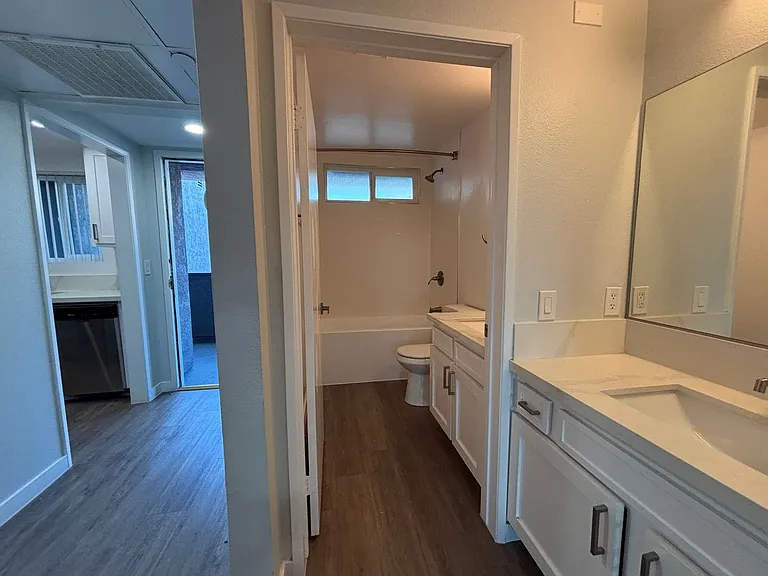 110 S Sweetzer Ave — Photo 53