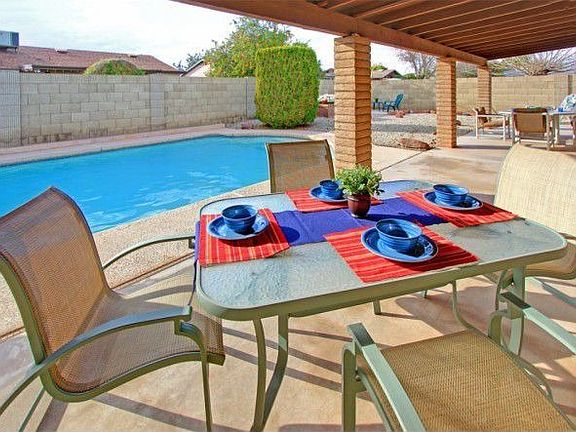 Large DIVING Pool, full length covered patio & play area!