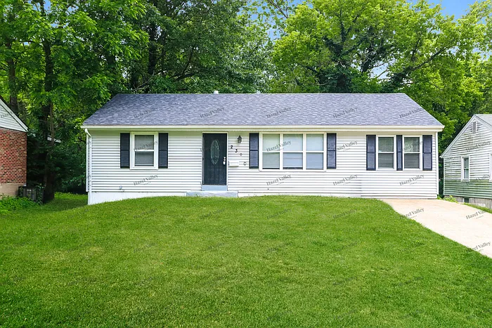 4 bed, 1.0 bath, 1080 sqft, $1,570 — Photo 1