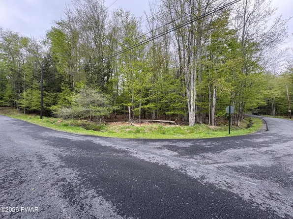 60 Cygnus Rd, Lake Ariel, PA 18436