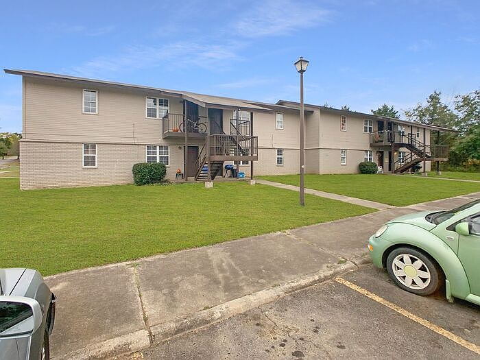 1st image of 849 Elm St #9
