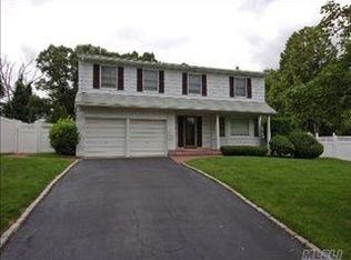15 Dover Hill Dr, Nesconset, NY 11767