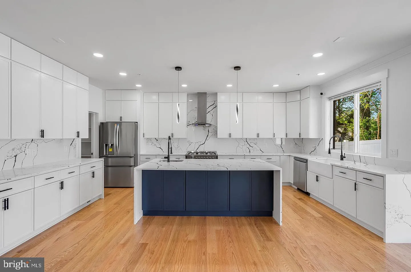 5 bed, 4.5 bath, $6,500 — Photo 3