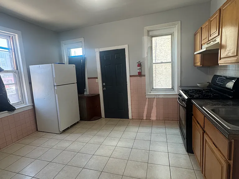 2040 Pratt St — Photo 12