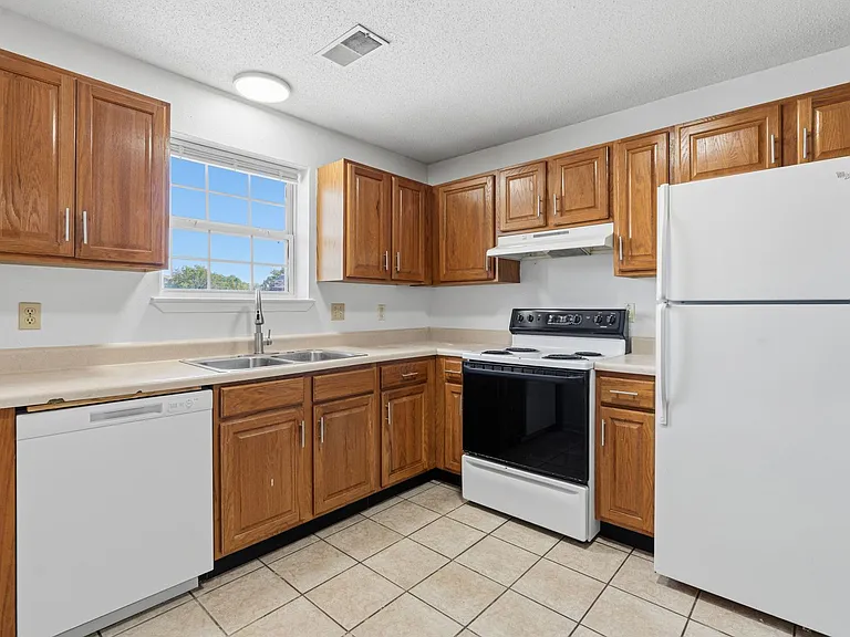 Mid-Town Apartments — Photo 45