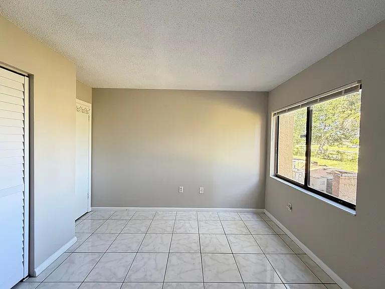 5175 Vineland Rd — Photo 15