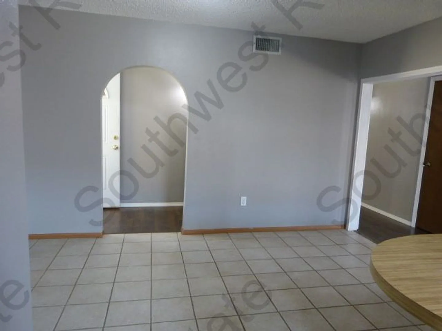 Spacious 3 bedrooms 2 baths home with 2 car garage — Photo 3