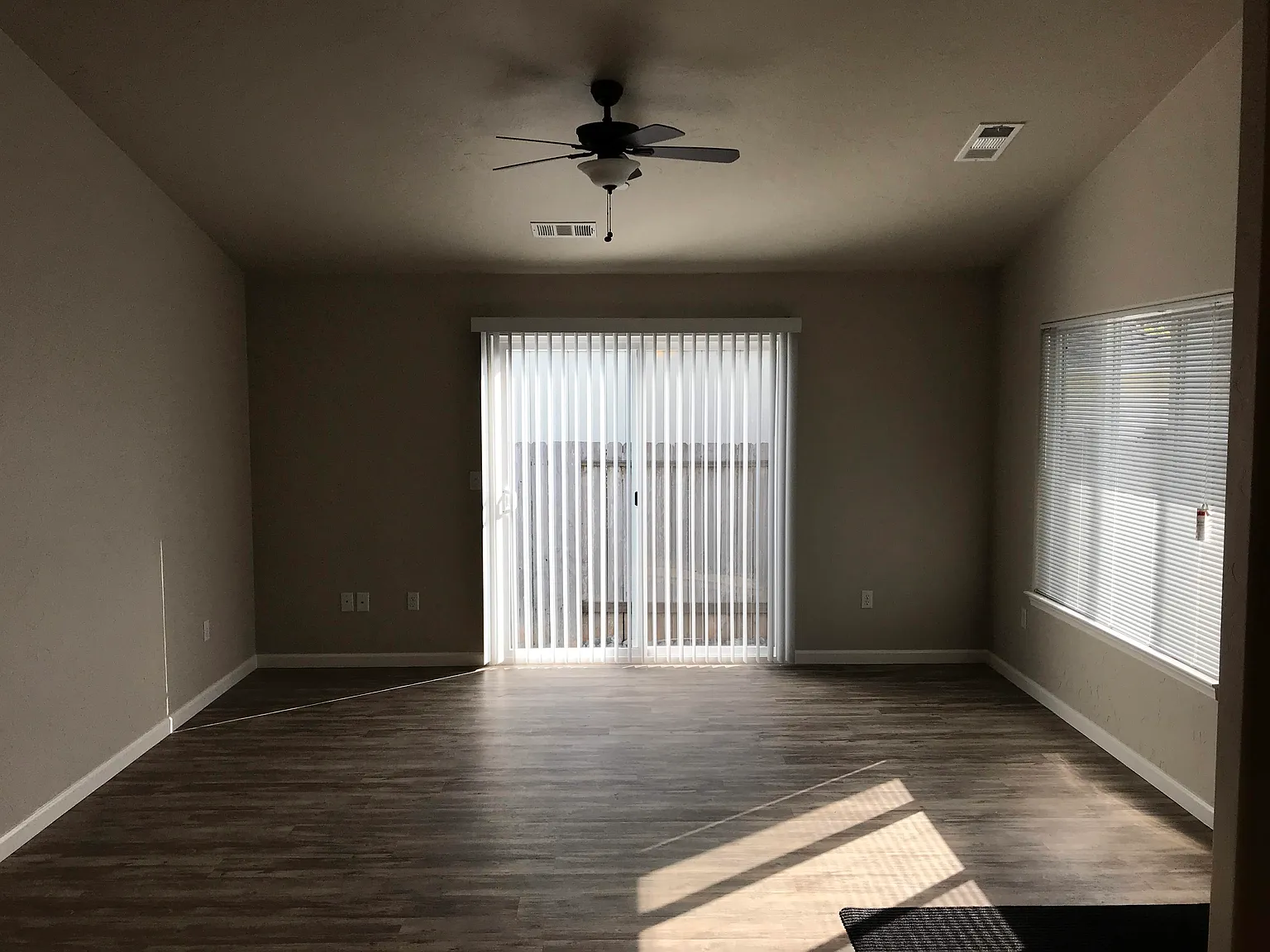 3 bed, 1000 sqft, $2,100 — Photo 2