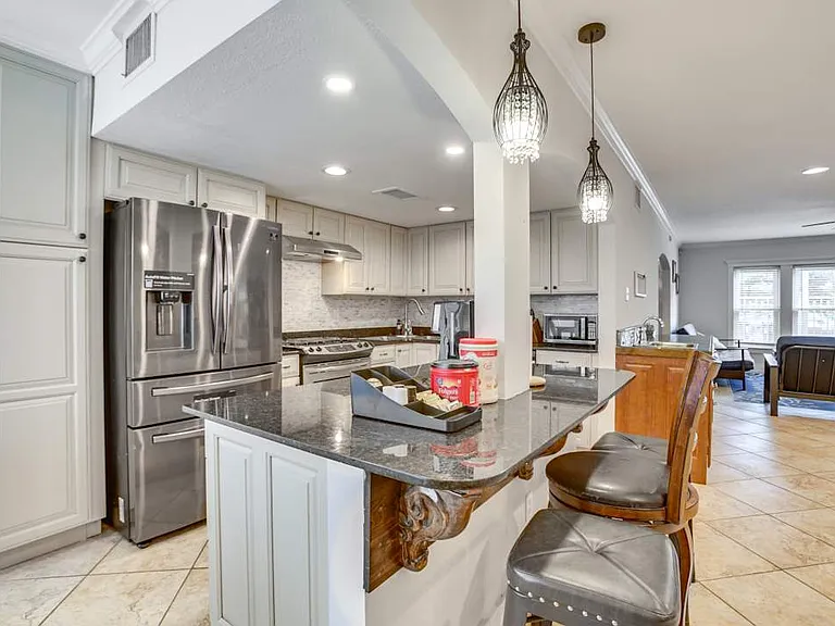2307 S Carrollton Ave — Photo 2