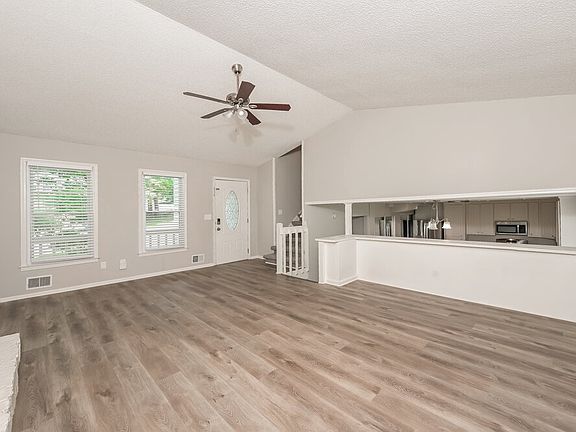 5th image of 649 Edwards Ct