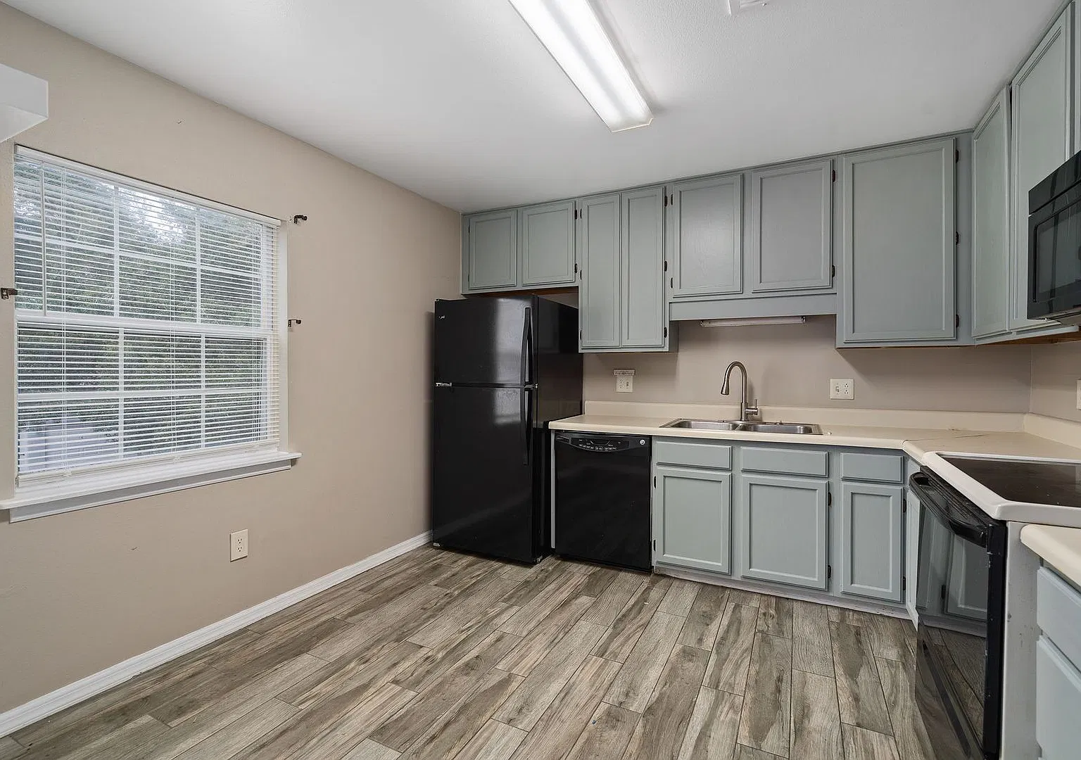 Available Now! Spacious 2 bedroom Condo in Longwood — Photo 2