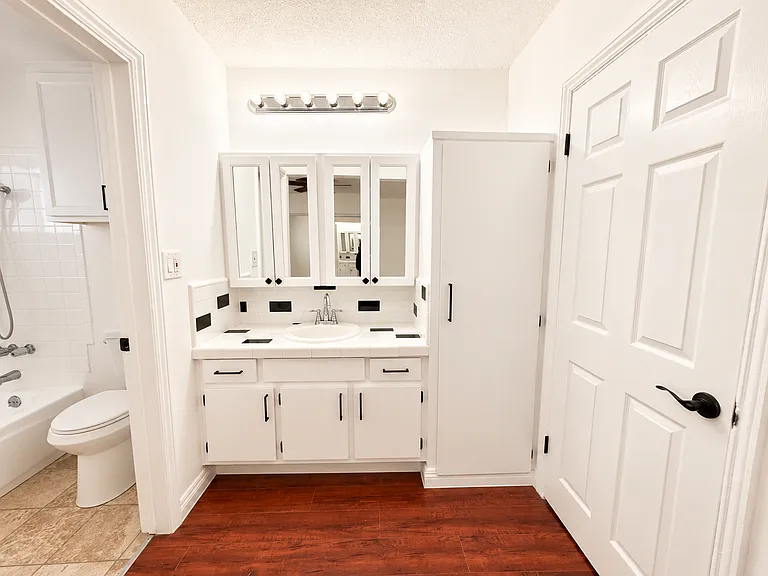 Hollyking Apartments — Photo 51