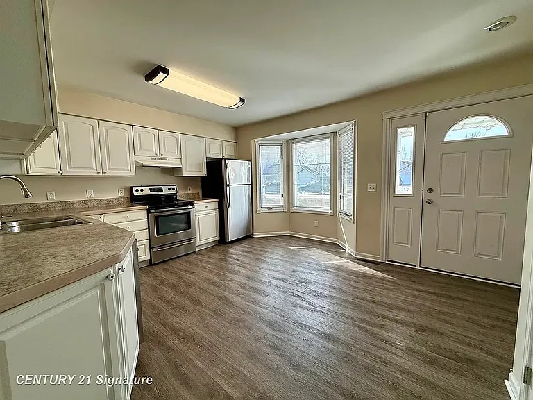 6030-6032 Canton Dr — Photo 3