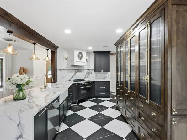 240 Timberlake Dr, Azle, TX 76020