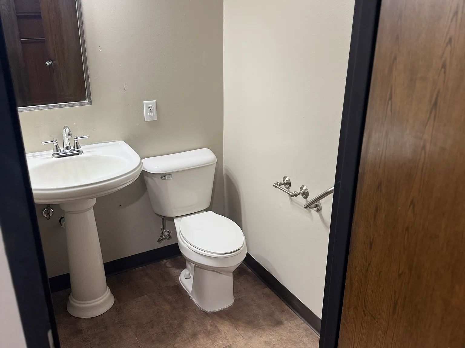 2 bed, 1.5 bath, 687 sqft, $1,350 — Photo 3