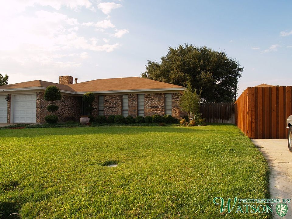 3 bdrm, 2 bath, 2 car garage, large backyard & putting green