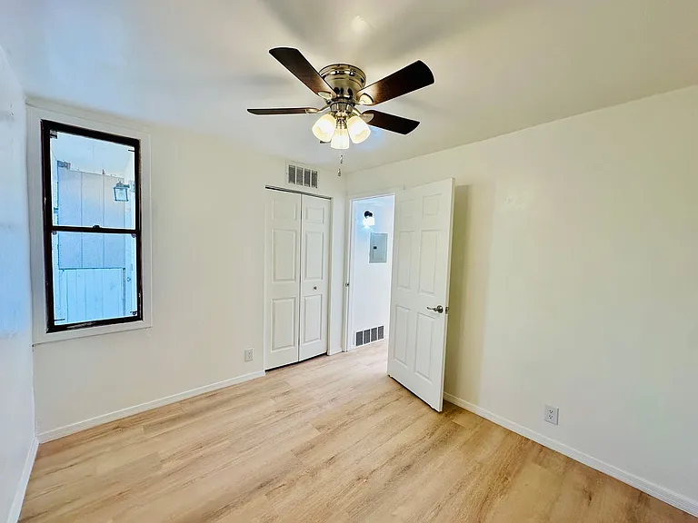 1 and 2 Bedroom Townhomes Near Downtown Tucson! Renovated with Off Street Parking! — Photo 11