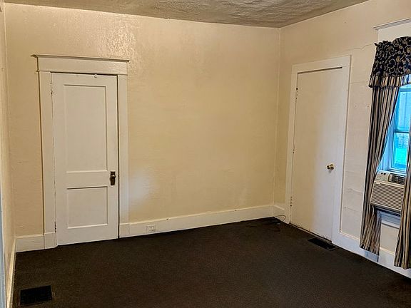 5th image of 404 Center Ave