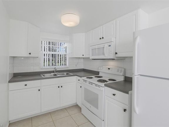 5th image of 825 Courtington Ln #1