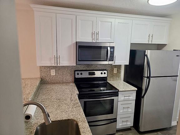 3rd image of 17105 Glenmoor Dr #17105