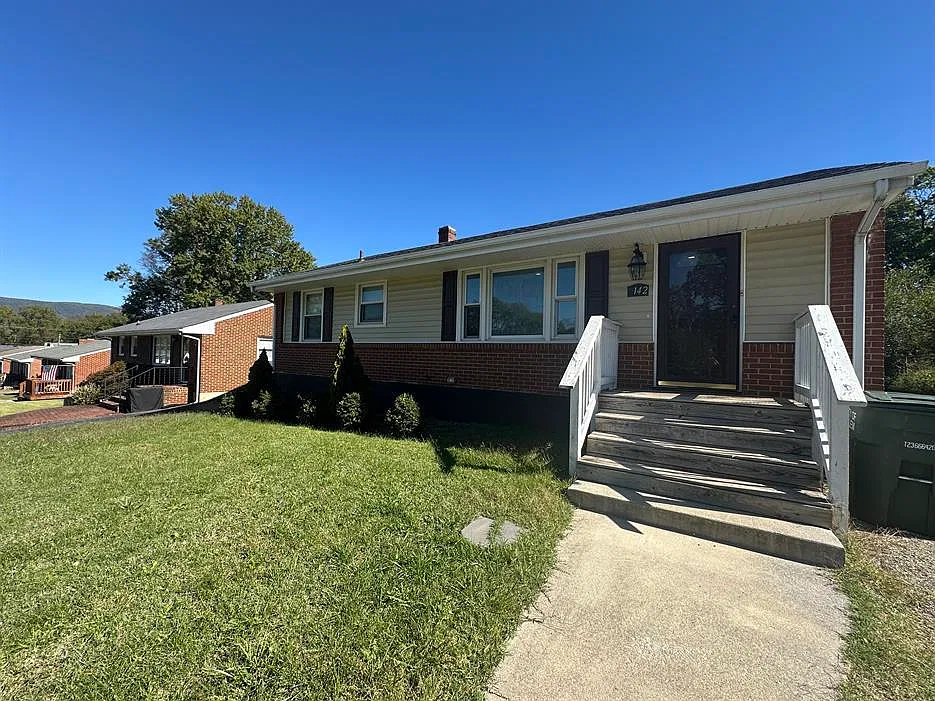 3 bed, 1.0 bath, 1080 sqft, $1,700 — Photo 1
