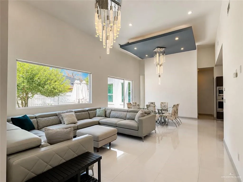 4 bed, 2.5 bath, 2179 sqft, $2,700 — Photo 3
